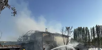 Uşak'ta Yangın: 2 Katlı Ev ve Ahır Kullanılamaz Hale Geldi