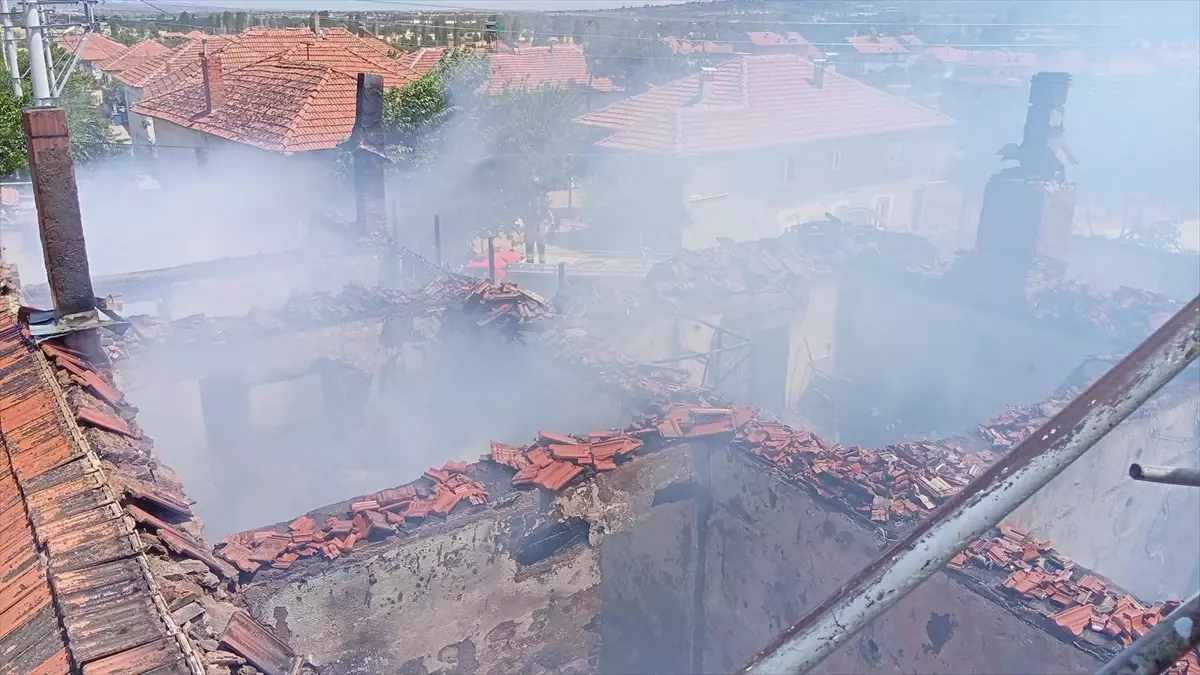 Uşak'ta Yangın: 3 Evde Hasar Meydana Geldi