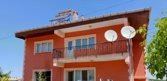 Uşak'ta Evde Çıkan Yangında Üç Kişi Hastaneye Kaldırıldı