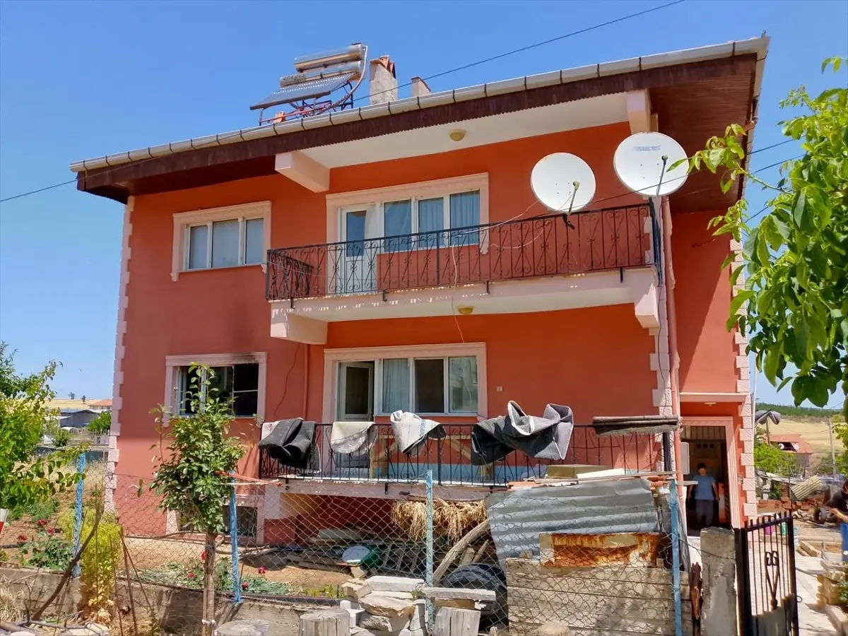Uşak'ta Evde Çıkan Yangında Üç Kişi Hastaneye Kaldırıldı