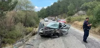 Uşak'ta İki Otomobilin Çarpıştığı Kazada 3 Yaralı