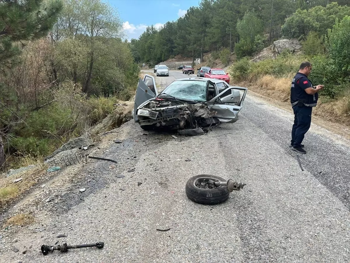 Uşak'ta İki Otomobilin Çarpıştığı Kazada 3 Yaralı