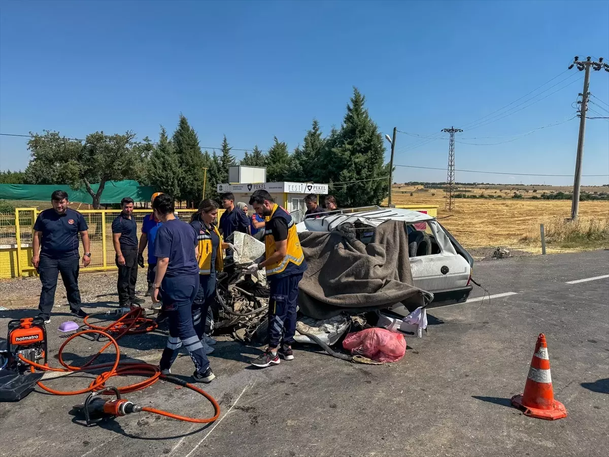 Uşak'ta Otomobil-Kamyon Çarpışması: Baba ve Kızı Hayatını Kaybetti