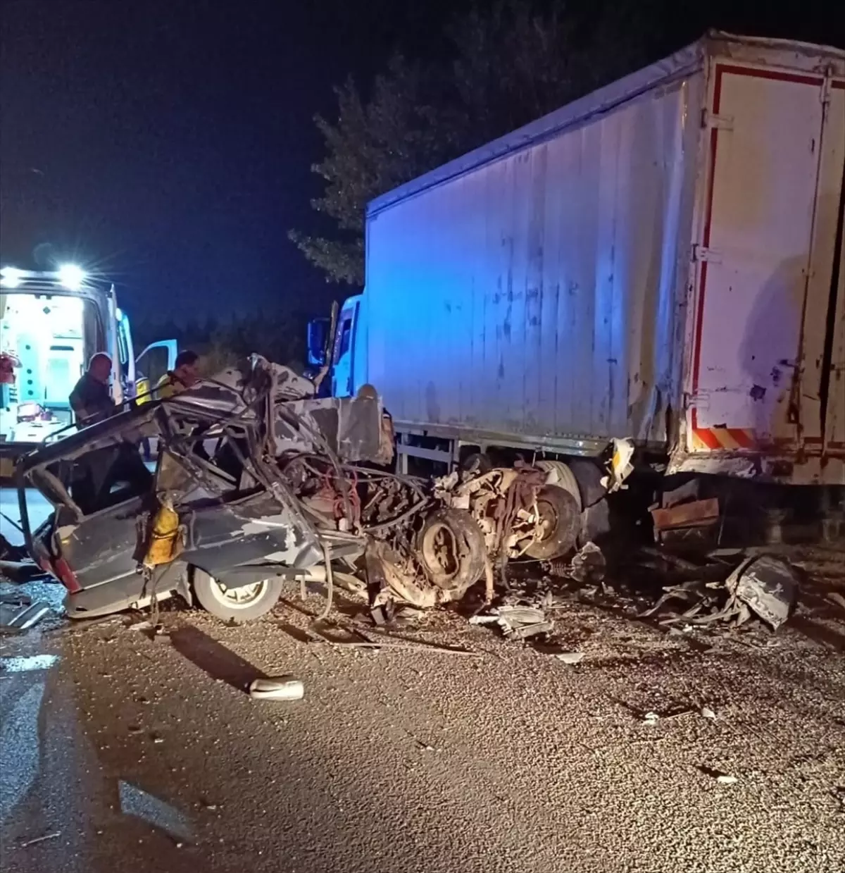 Uşak'ta Park Halindeki Kamyona Çarpan Otomobilin Sürücüsü Hayatını Kaybetti