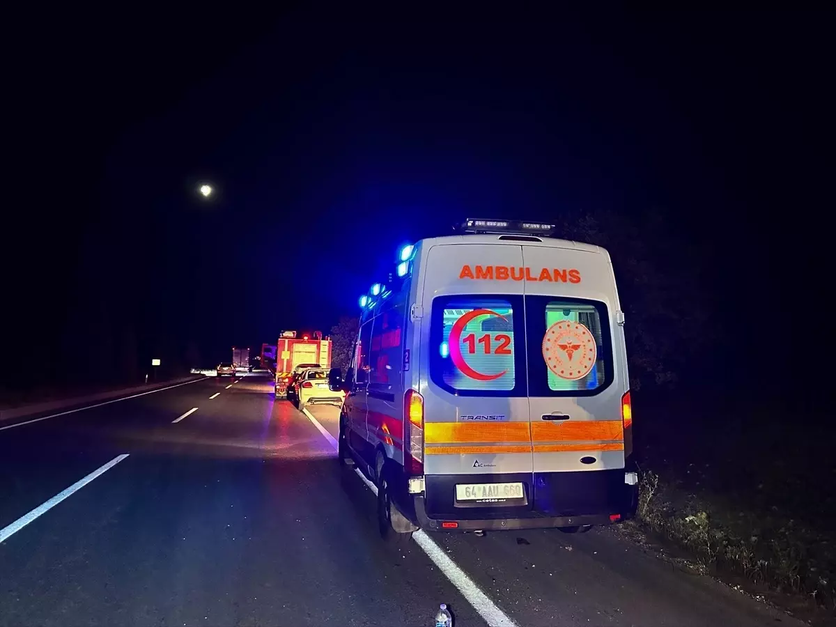 Uşak'ta Şarampole Devrilen Araçta 1 Ölü, 2 Yaralı