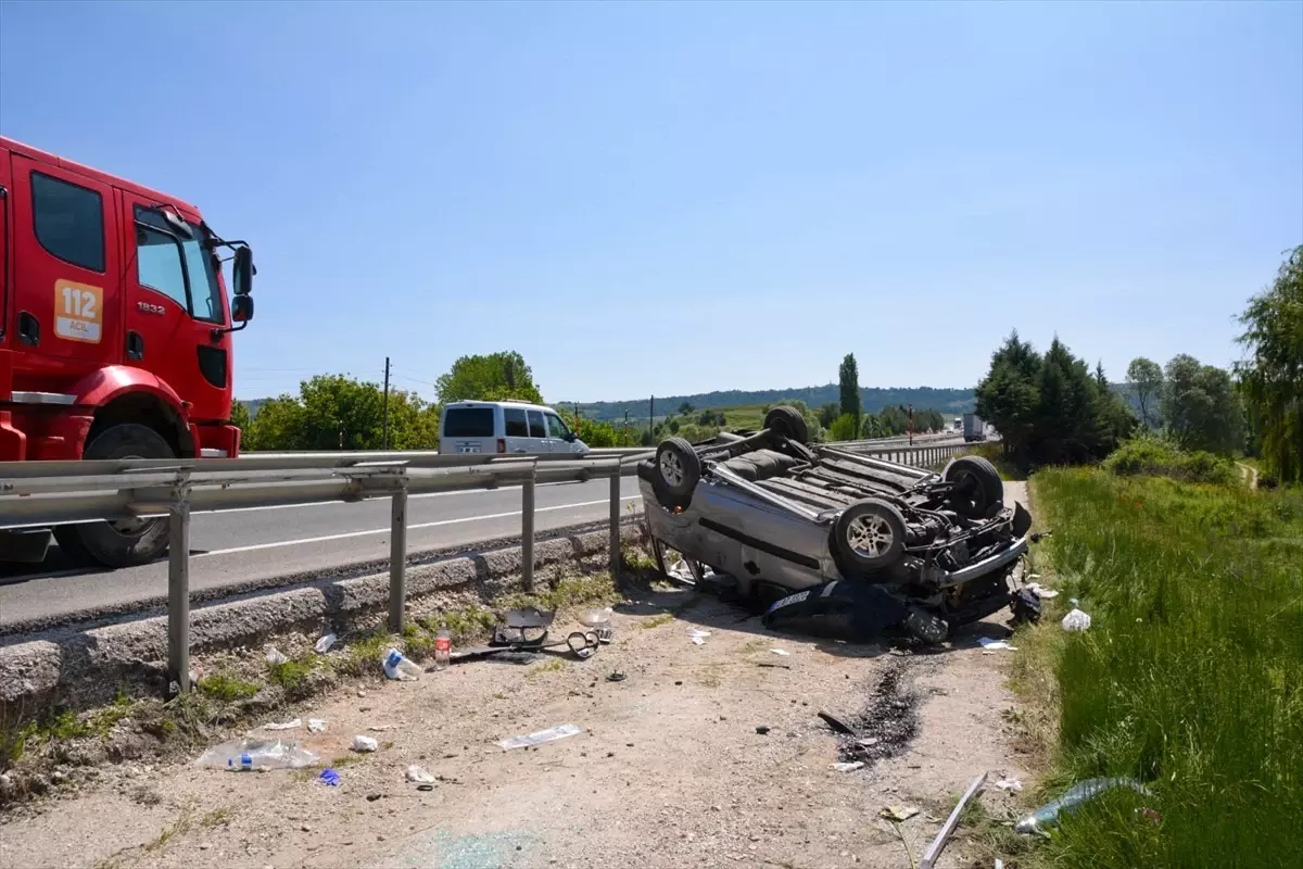 Uşak'ta Takla Atan Hafif Ticari Araçta 5 Kişi Yaralandı