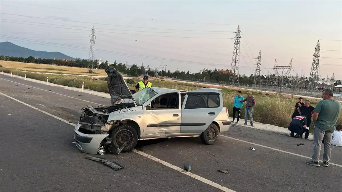 Uşak'ta Takla Atan Otomobilde 3 Yaralı