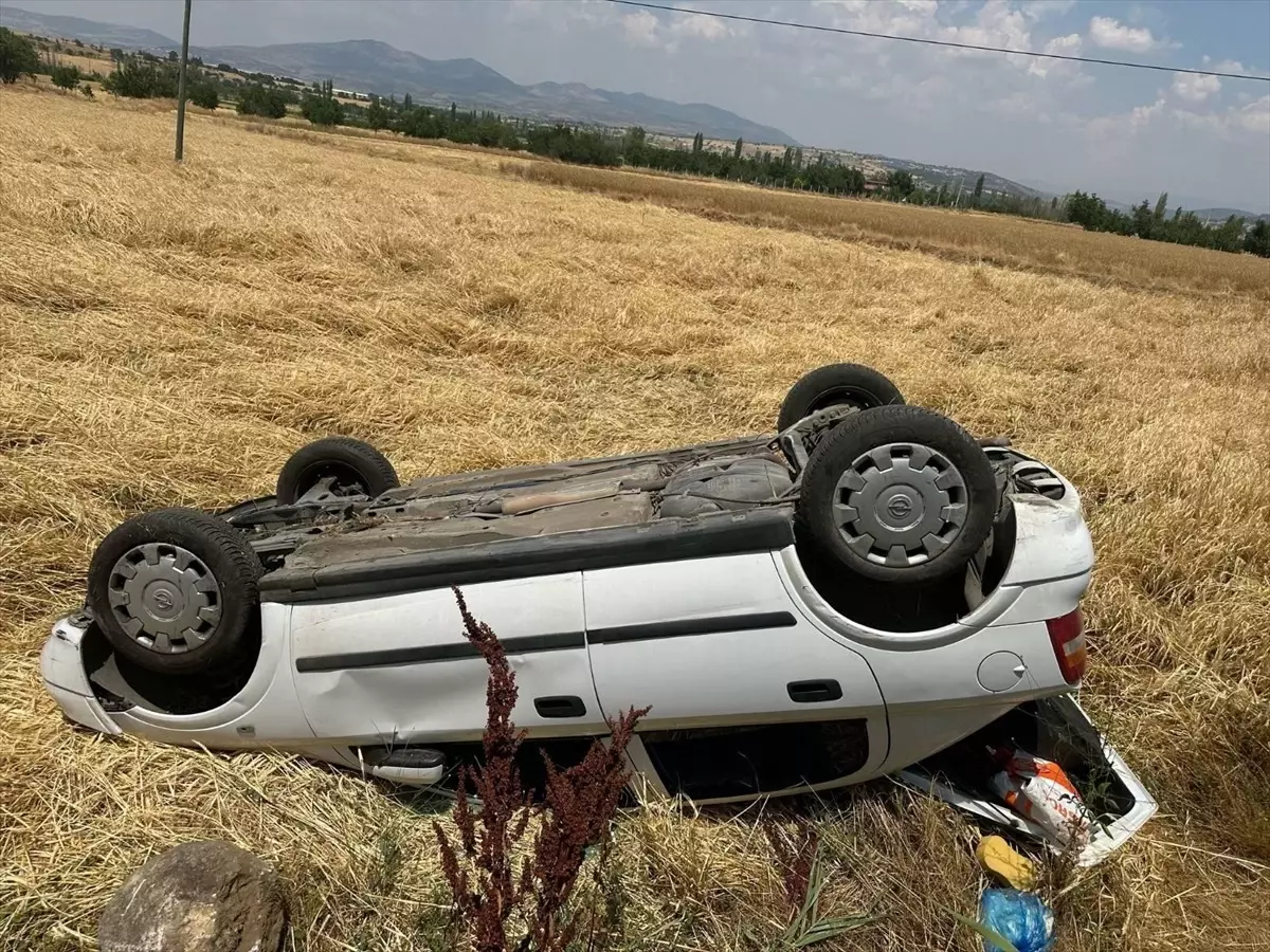 Uşak'ta Devrilen Otomobilde 3 Kişi Yaralandı