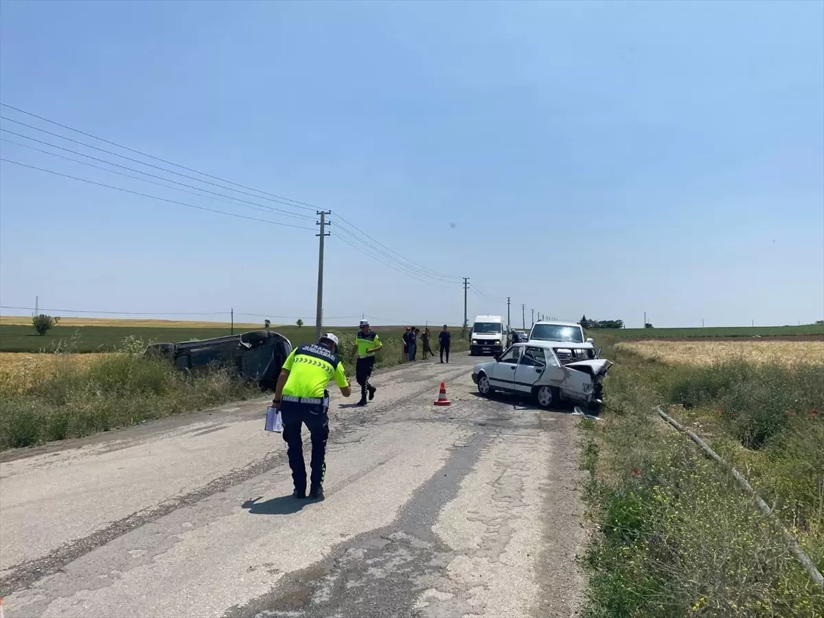 Uşak'ta Otomobil ile Cip Çarpıştı: 5 Yaralı