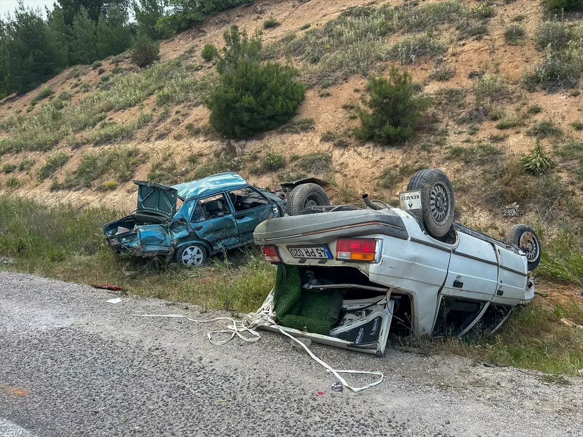Uşak'ta İki Otomobilin Çarpışması Sonucu 7 Kişi Yaralandı
