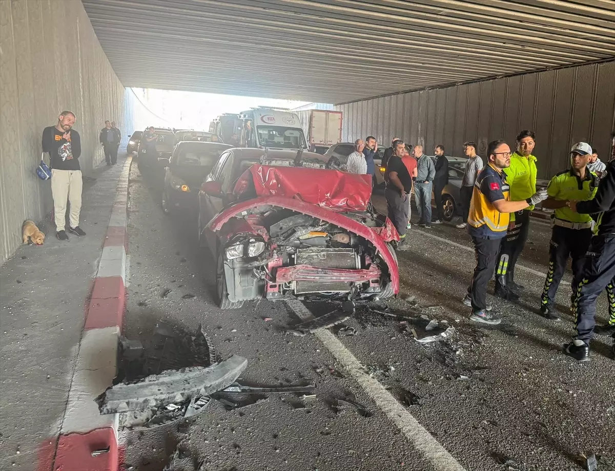 Uşak'ta Trafik Kazası: 3 Yaralı
