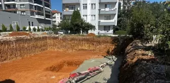 Uşak'ta İnşaatta Beton Pompası Kırıldı, İki İşçi Yaralandı