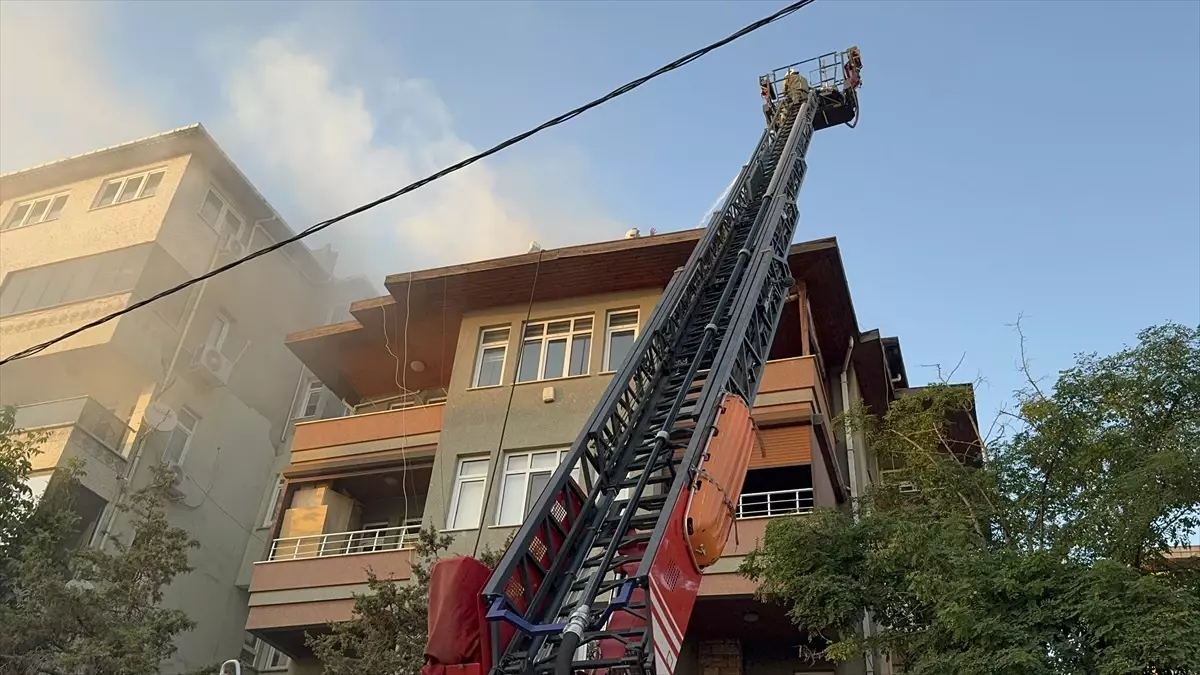 Üsküdar'da Çatı Katında Yangın: İtfaiye Ekipleri Müdahalede Bulundu