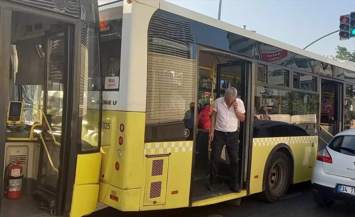 Üsküdar'da Işıkta Duramayan İETT Otobüsü Kazaya Neden Oldu