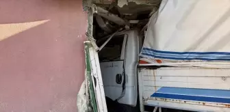 Üsküdar'da Yokuş Aşağı İnen Kamyonet İş yerine Çarptı