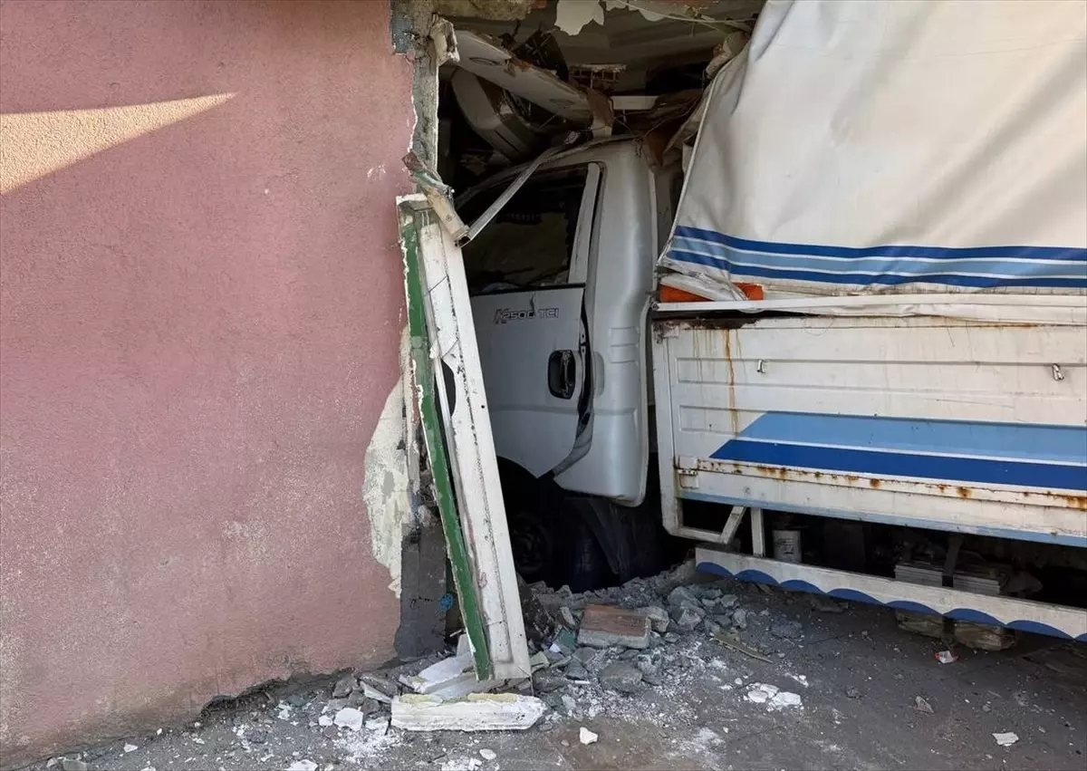 Üsküdar'da Yokuş Aşağı İnen Kamyonet İş yerine Çarptı