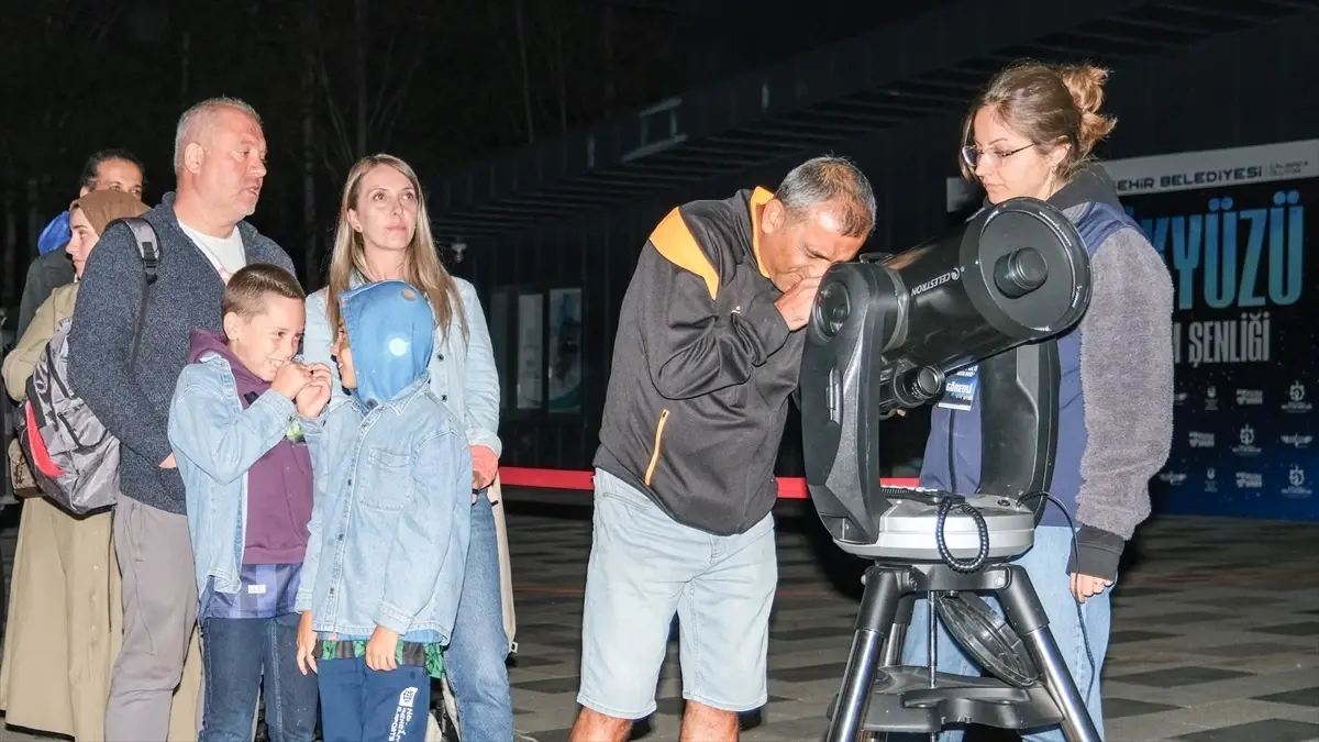 Kartepe'de 12 Bin Kişilik Gökyüzü Gözlem Şenliği Düzenlendi
