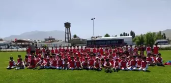 Van'da Yaz Futbol Okulu ile 400 Çocuk Spor Yapıyor