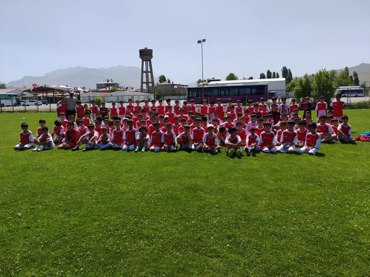 Van'da Yaz Futbol Okulu ile 400 Çocuk Spor Yapıyor