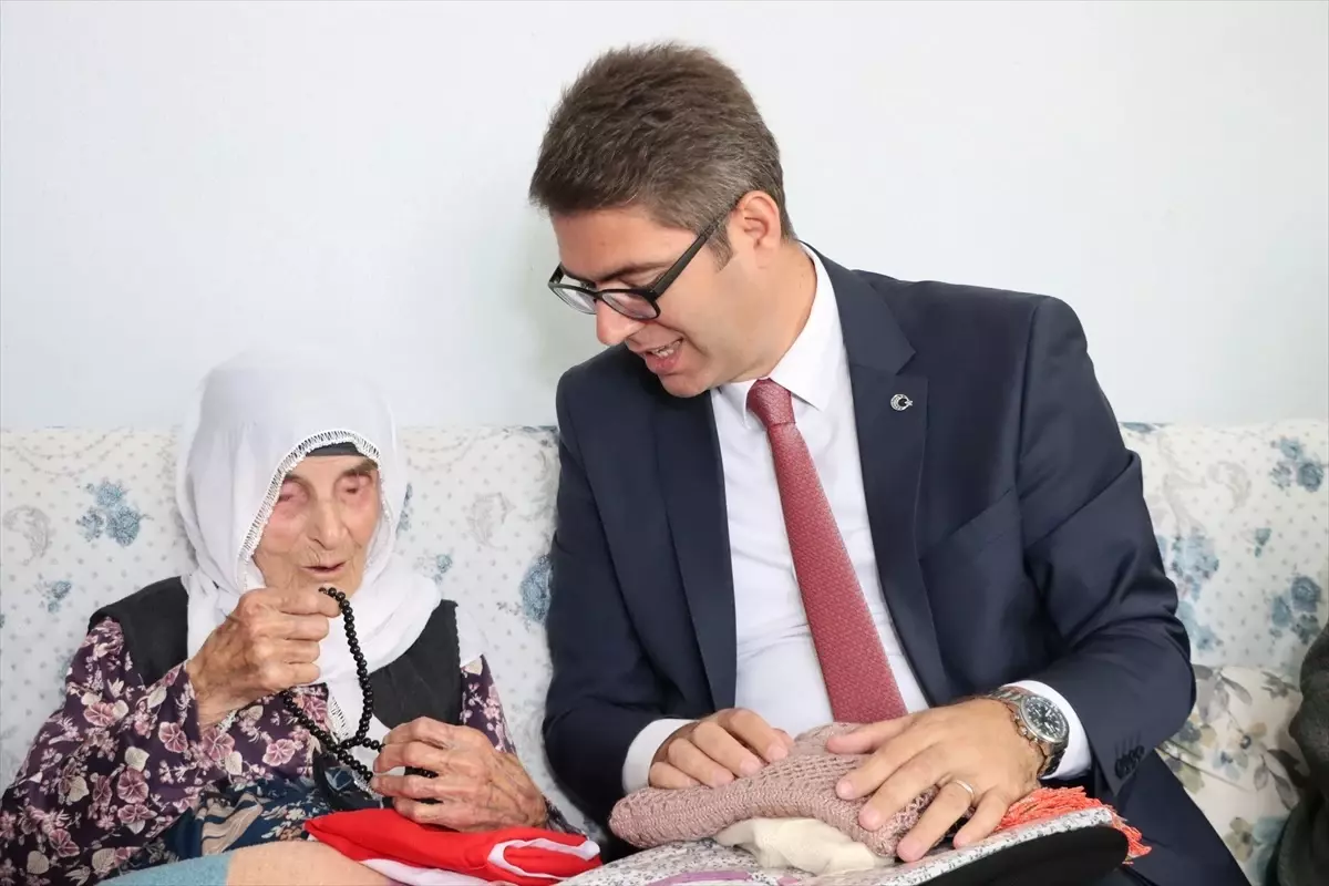 106 Yaşındaki Ayşan Aktaş'a Yaşlılar Haftası Ziyareti