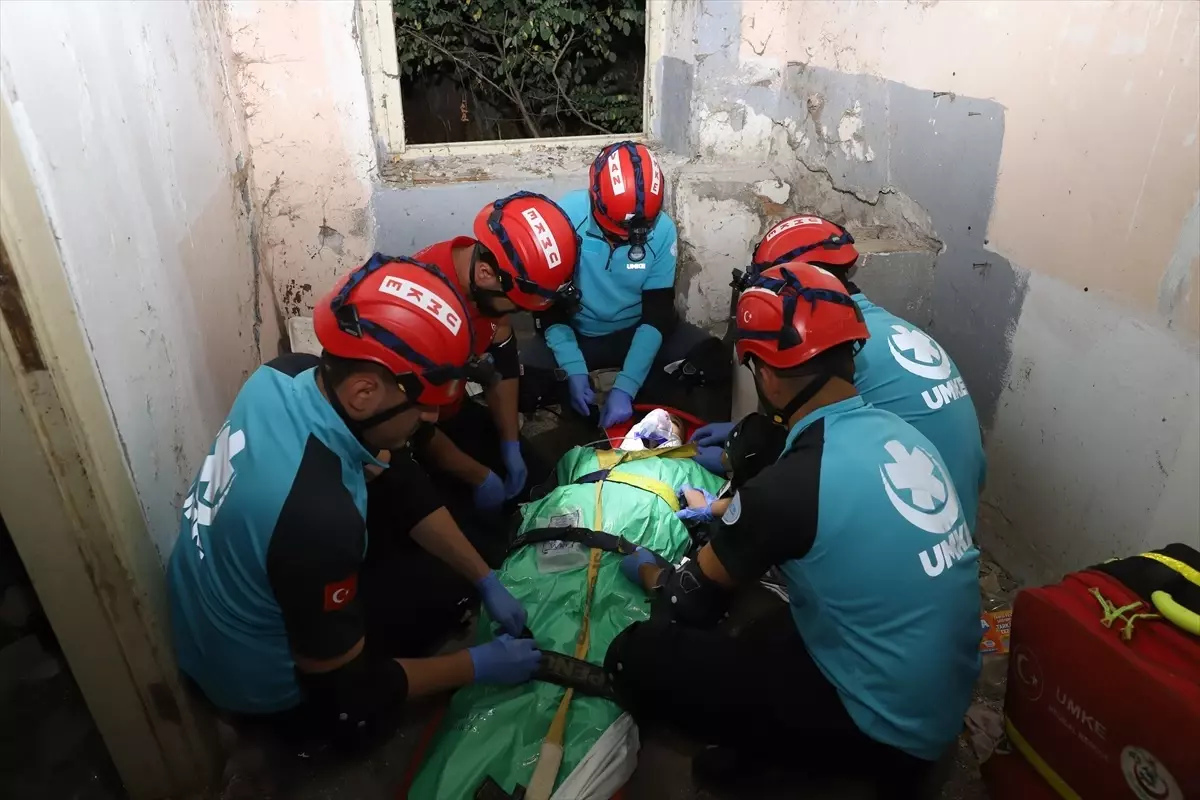 Van'da UMKE Eğitim Kampı: Deprem Senaryosuyla Arama Kurtarma Tatbikatı