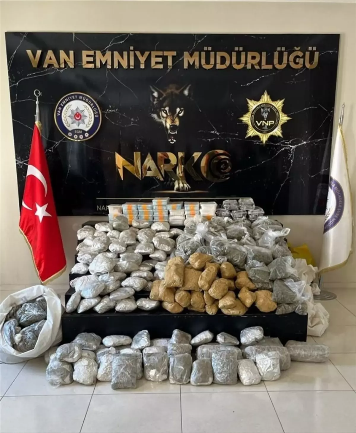 Van'da Uyuşturucu Operasyonları: 127 Kilo Madde Ele Geçirildi