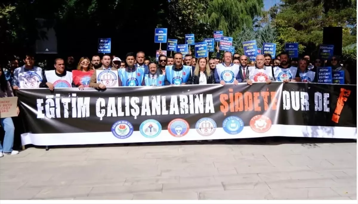 Van'da Eğitim Çalışanlarına Yönelik Bıçaklı Saldırı Protesto Edildi