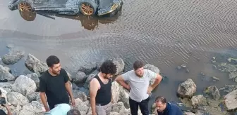 Van'da Erçek Gölü'ne Devrilen Otomobilde 3 Yaralı