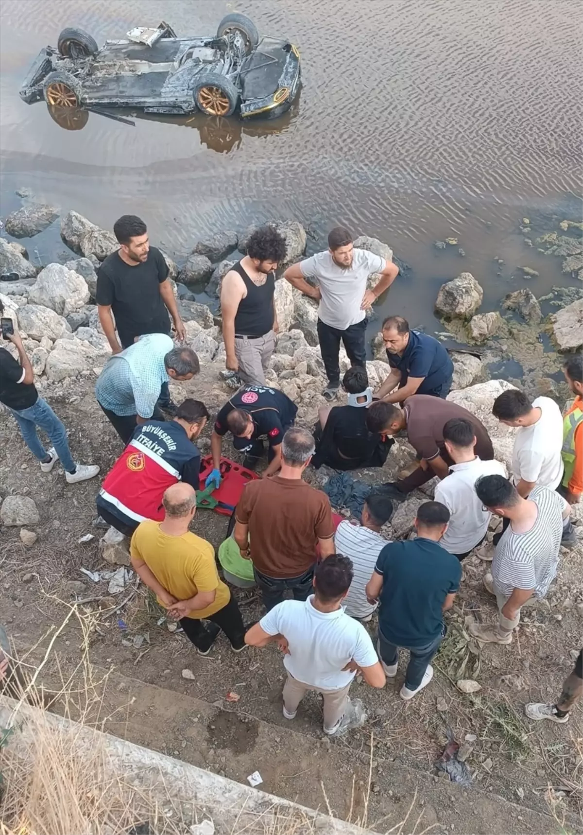 Van'da Erçek Gölü'ne Devrilen Otomobilde 3 Yaralı