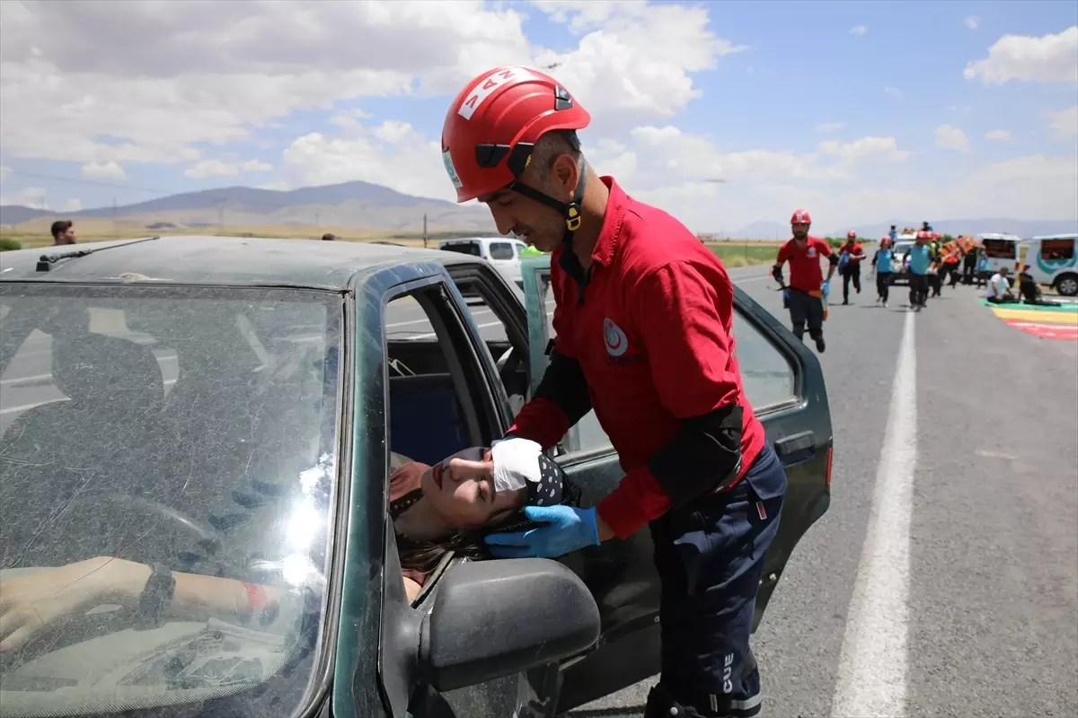 Van'da Gerçek Gibi Tatbikat: Trafik Kazası Kurtarma Senaryosu