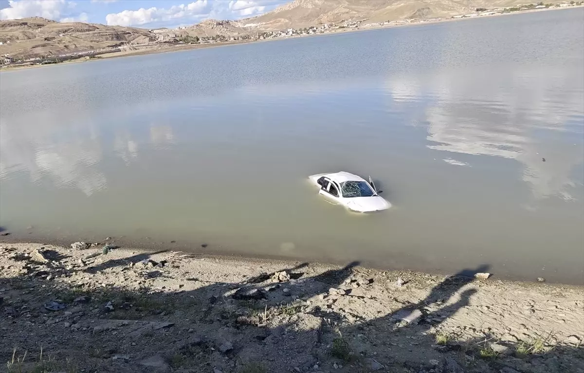 Van'da Kontrolden Çıkan Otomobil Gölü'ne Devrildi: 2 Yaralı
