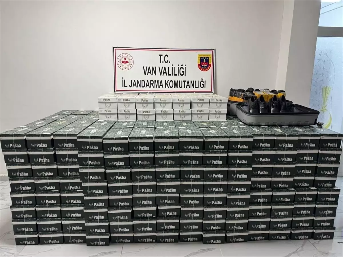 Van'ın Başkale ilçesinde 799 çift kaçak ayakkabı ele geçirildi