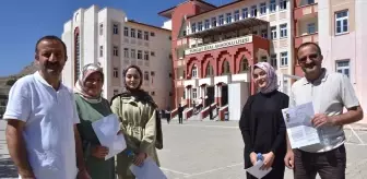 Van'da İkiz Babalar Aileleriyle YKS'ye Girdi