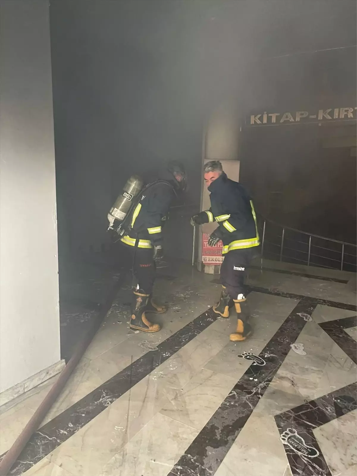 Van'da İş Merkezinde Yangın: 4 Dükkan Zarar Gördü