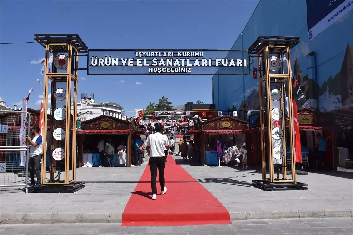 Van'da İşyurtları Ürün ve El Sanatları Fuarı Devam Ediyor