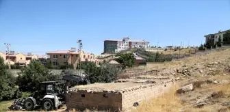 Van'da Ahır ve Metruk Yapıların Yıkımına Devam Ediliyor