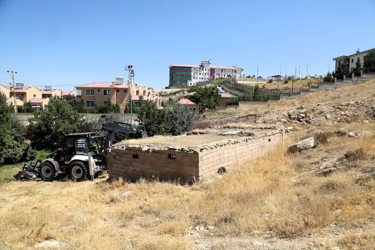 Van'da Ahır ve Metruk Yapıların Yıkımına Devam Ediliyor