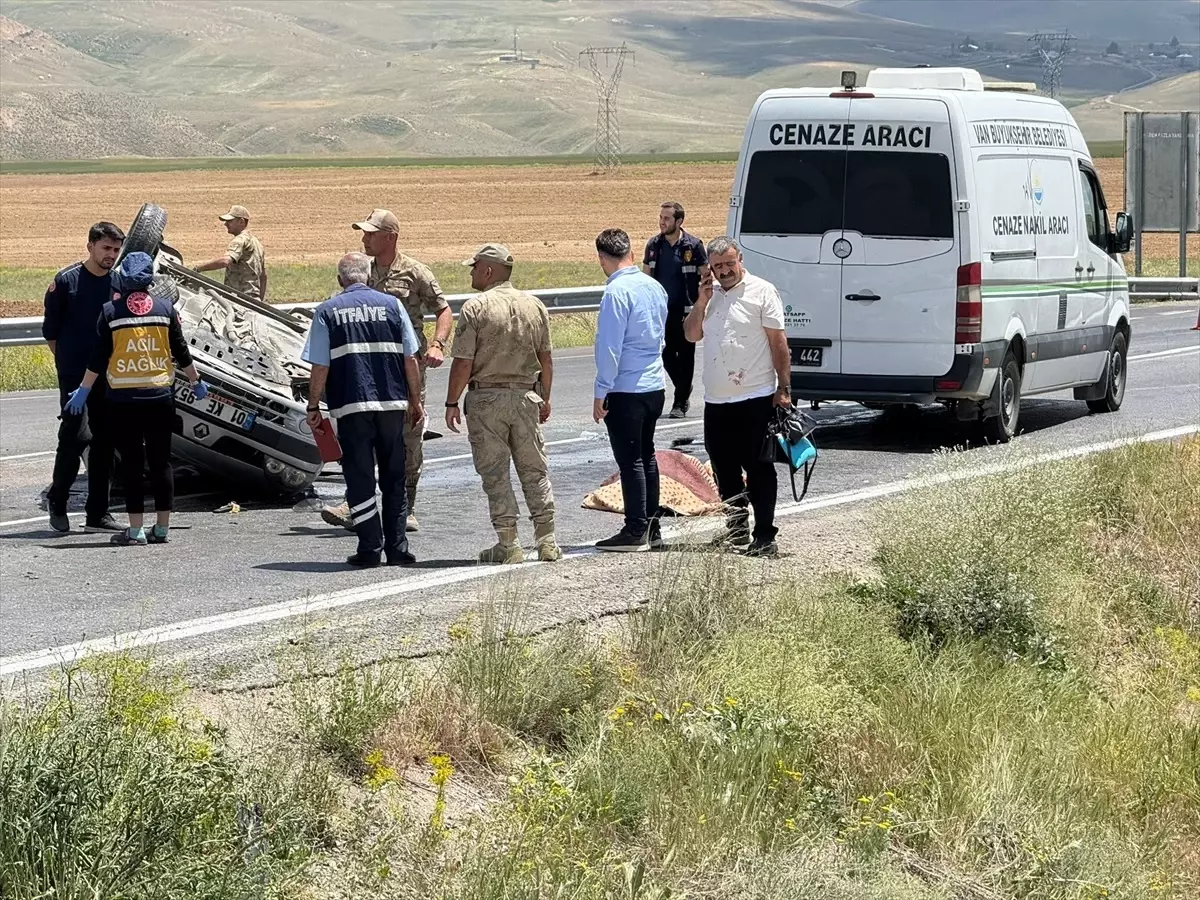 Van'da Mezuniyet Törenine Giden Araç Takla Attı: 1 Ölü, 4 Yaralı