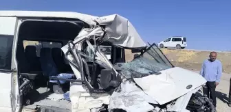 Van'da Minibüs ile Kamyon Çarpıştı: 1 Yaralı