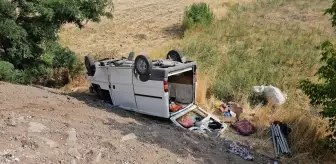 Van'da Minibüs ve Otomobil Çarpıştı: 11 Yaralı