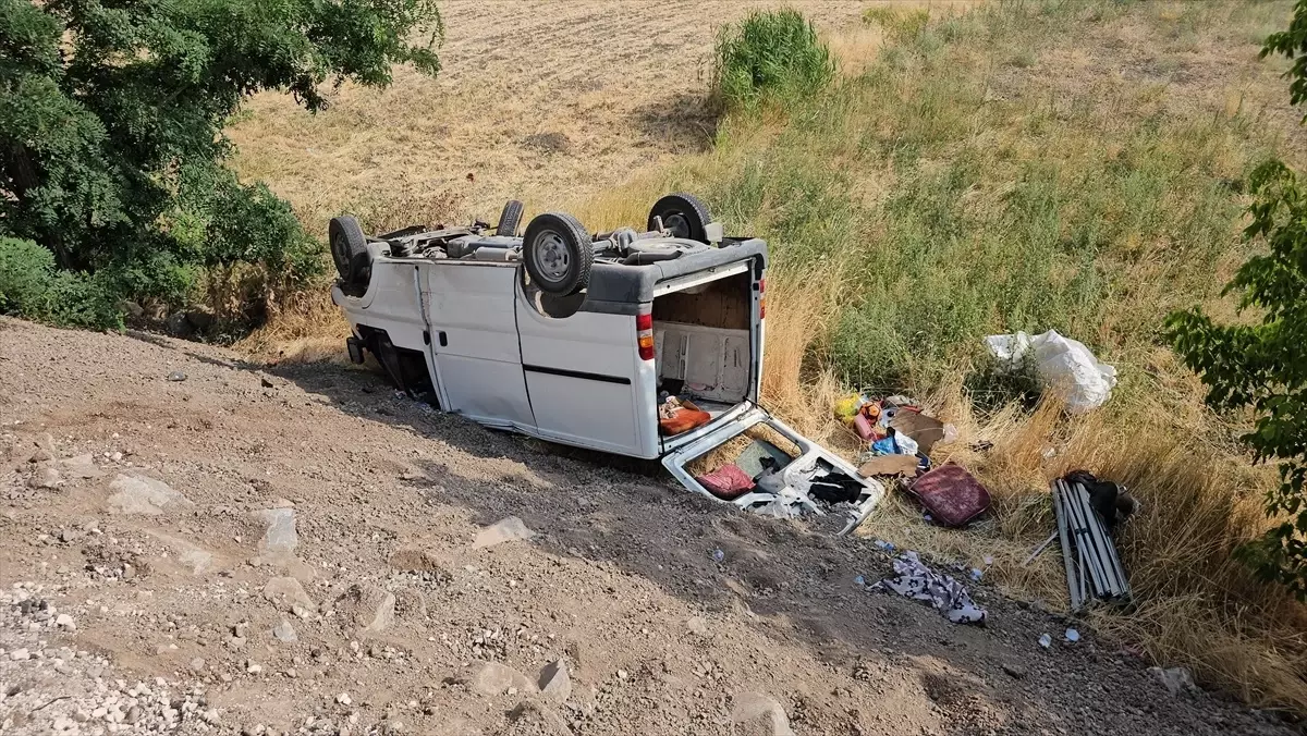 Van'da Minibüs ve Otomobil Çarpıştı: 11 Yaralı