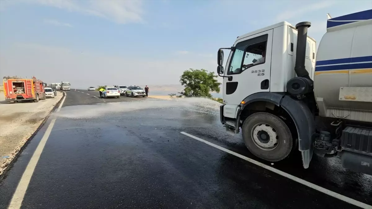 Muradiye'de Minibüs ve Otomobil Çarpıştı: 14 Yaralı