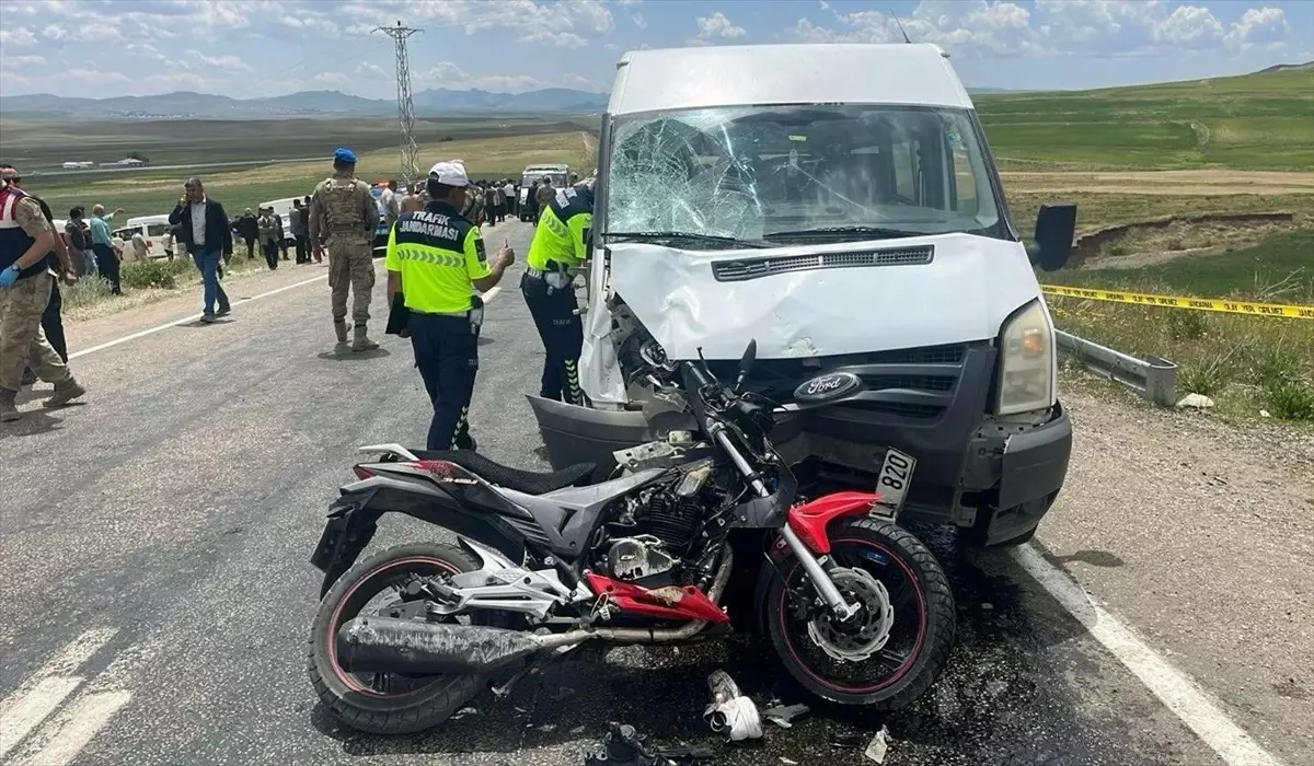 Van'da Motosiklet-Minibüs Çarpışması: 2 Ölü