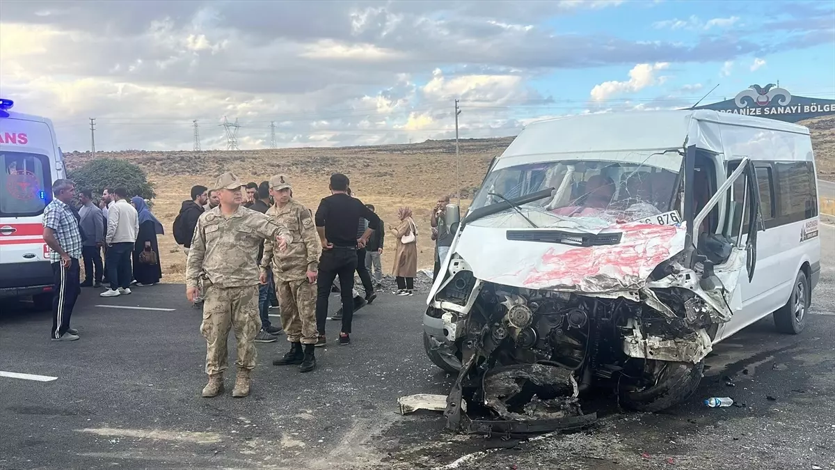 Erciş'te Öğrenci Servisi ile Tır Çarpıştı: 14 Yaralı