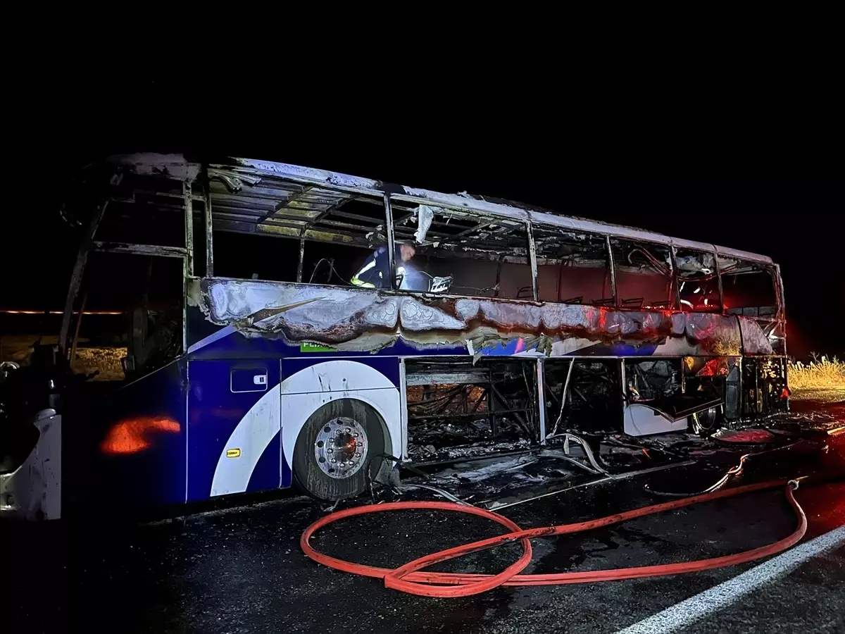 Tuşba'da Yolcu Otobüsünde Yangın Çıktı