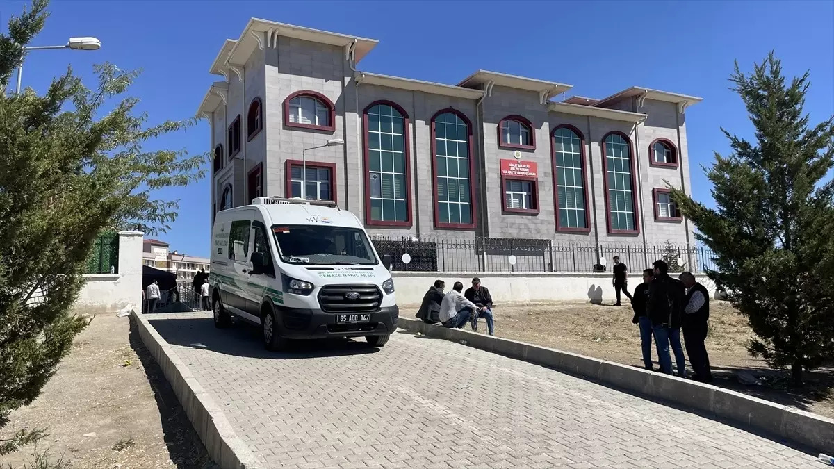 Van'da Silahlı Saldırı: Anne ve İki Oğlunun Cenazeleri Toprağa Verildi