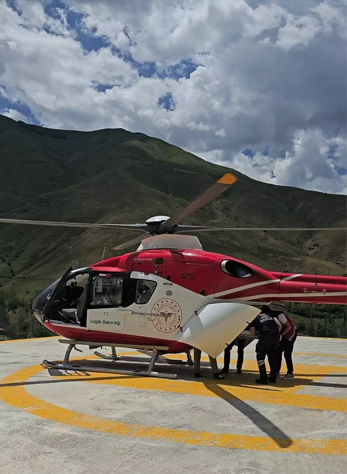 Ambulans Helikopterle Sağlık Hizmeti: Solunum Sıkıntısı Çeken Hasta Van'a Sevk Edildi