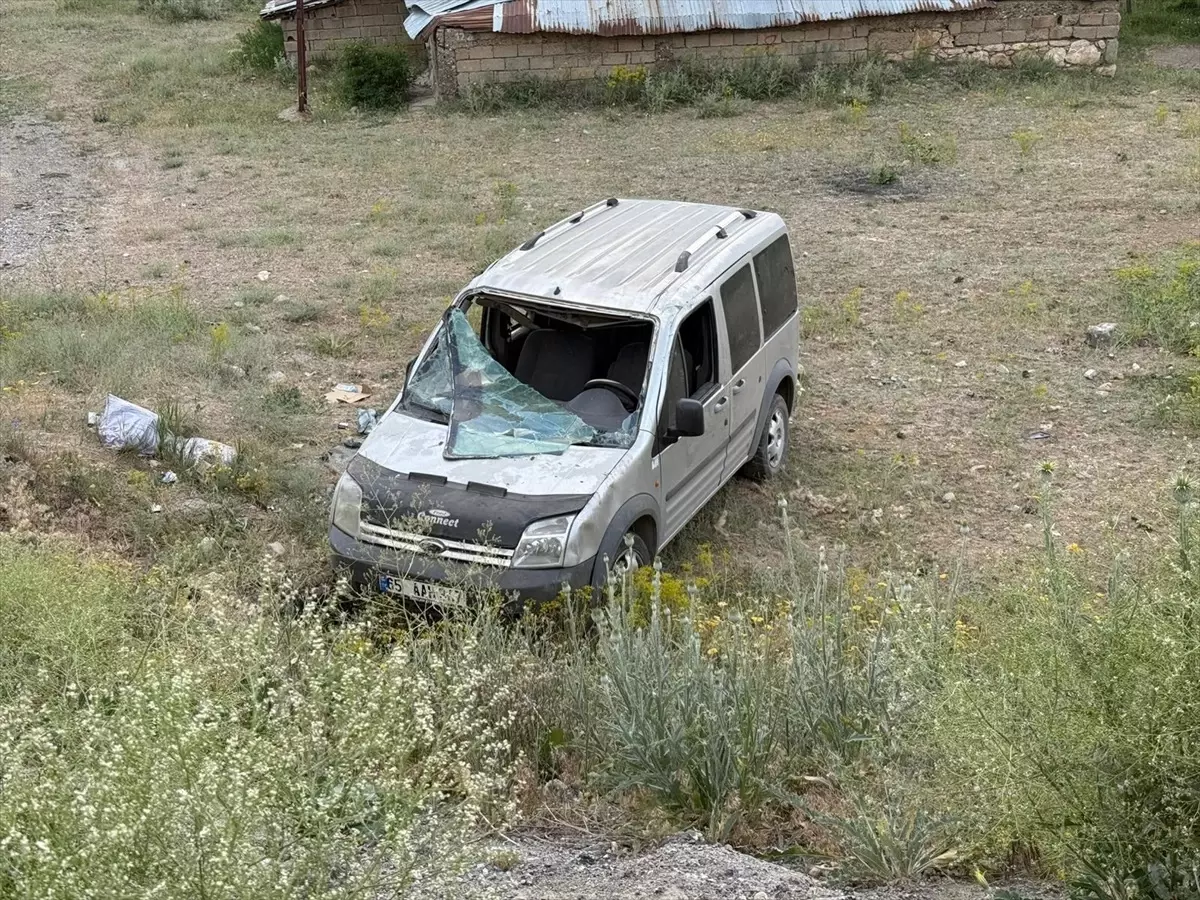Van'da Takla Atan Kamyonetin Sürücüsü Yaralandı