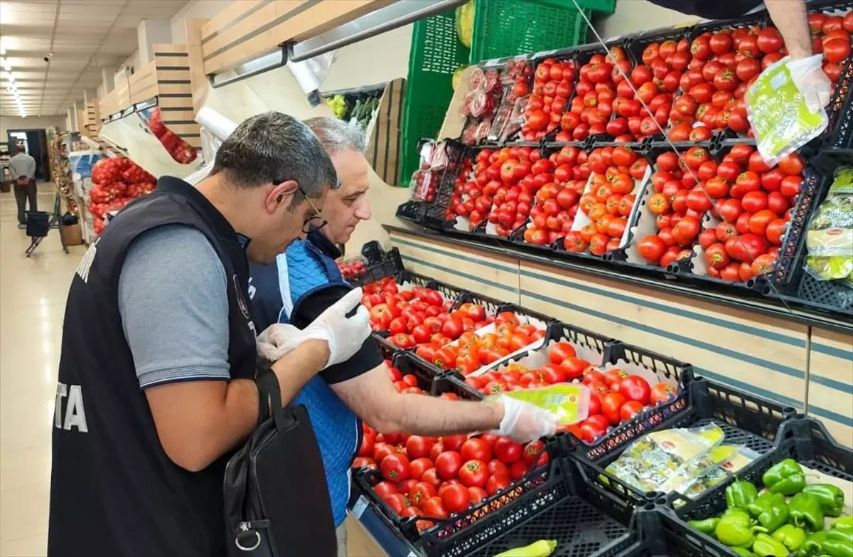 Van'da Marketlere Denetim: Tarihi Geçmiş Ürünler Tespit Edildi