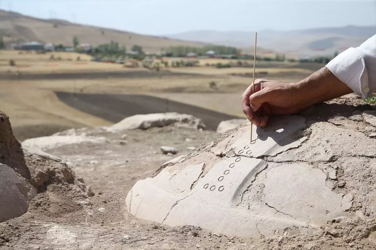 Urartular Dönemine Ait 76 Pithos Erek Dağı'nda Gün Yüzüne Çıktı